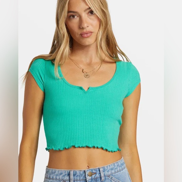 Billabong Tops - NWT Billabong Notched Crop Ribbed T-Shirt